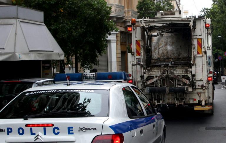 Ασύλληπτη τραγωδία στην άσφαλτο! Αυτοκίνητο συγκρούστηκε με απορριμματοφόρο και σκότωσε δημοτικό υπάλληλο.